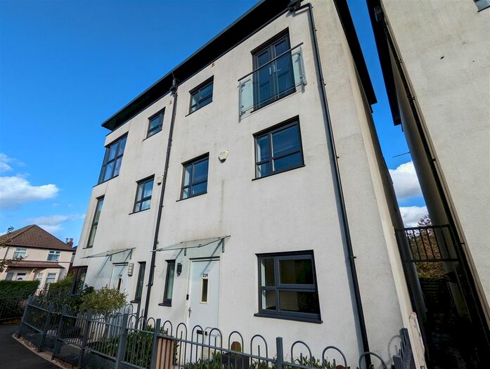 4 Bedroom Town House To Rent In Lower Broughton Road, Salford, M7