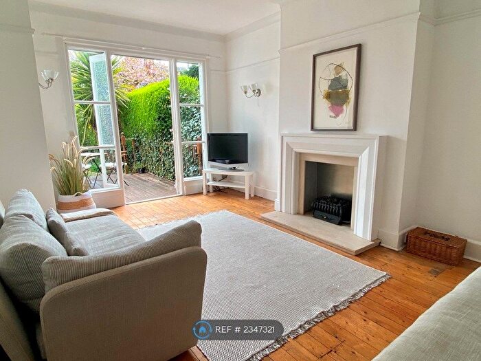 2 Bedroom Maisonette To Rent In Otley Road, Leeds, LS16