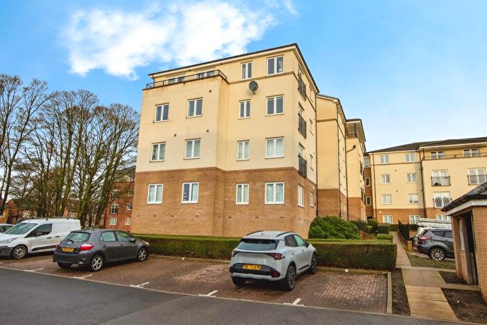 2 Bedroom Flat For Sale In Ash Court, Leeds, LS14