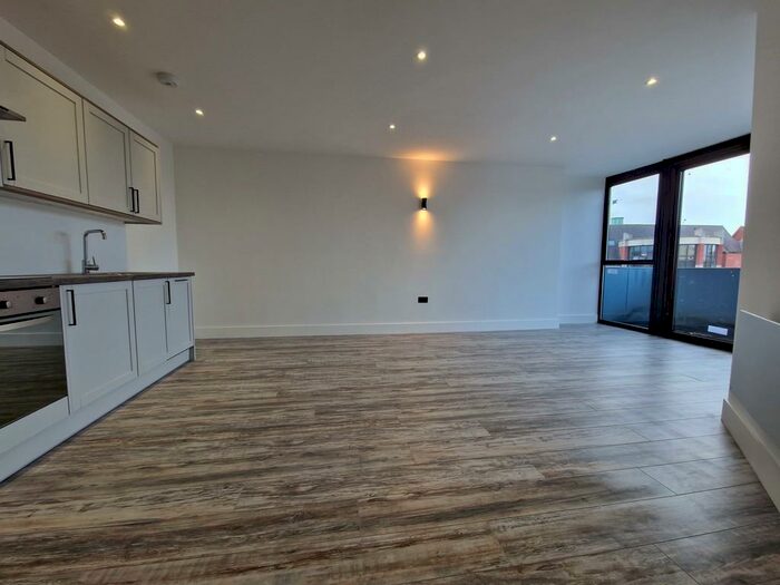 2 Bedroom Apartment To Rent In Kingsbridge Point, SN1