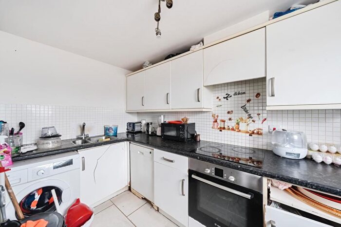 2 Bedroom Flat For Sale In Slough, Berkshire, SL3