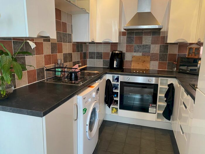 2 Bedroom Flat To Rent In Common Lane, Wakefield, WF3