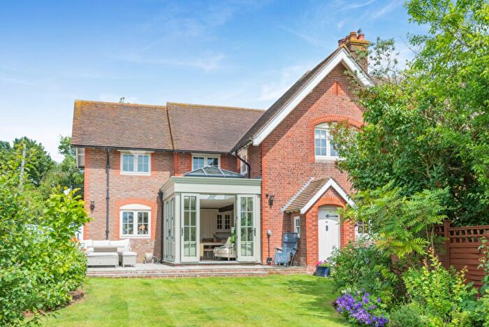 4 Bedroom Semi-Detached House For Sale In New Fiddlers Hill, Luton Road, Harpenden, Hertfordshire, AL5