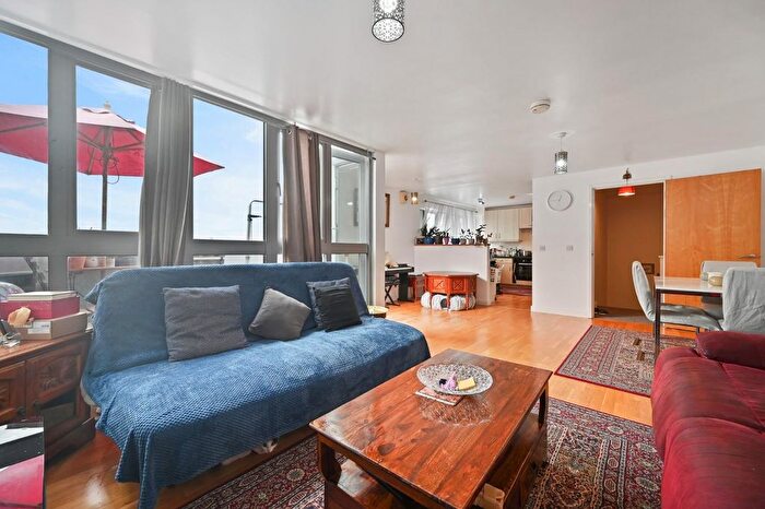 2 Bedroom Flat For Sale In Horn Lane, Acton, W3