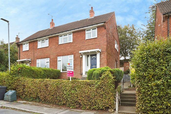 3 Bedroom Semi Detached House For Sale In Larkhill Close, Leeds, LS8