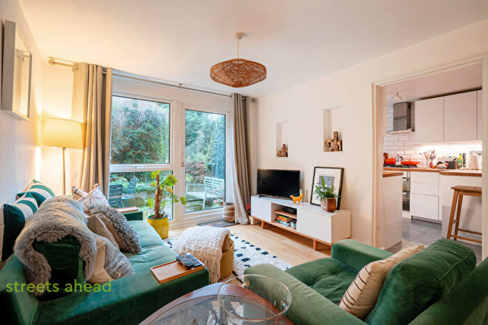 2 Bedroom Apartment For Sale In Beulah Hill, Crystal Palace, SE19