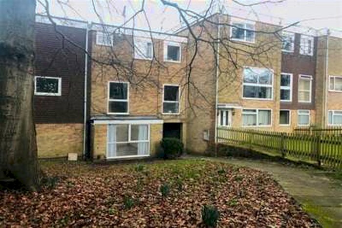 2 Bedroom Flat To Rent In Pound Hill, RH10