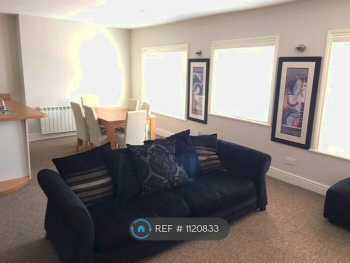 2 Bedroom Flat To Rent In Fore Street, Cullompton, EX15