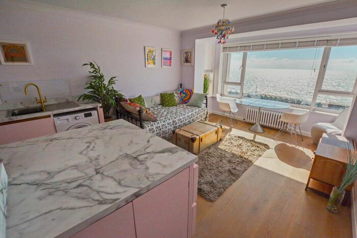 1 Bedroom Apartment To Rent In Dorset Court, - Kingsway, Hove, BN3