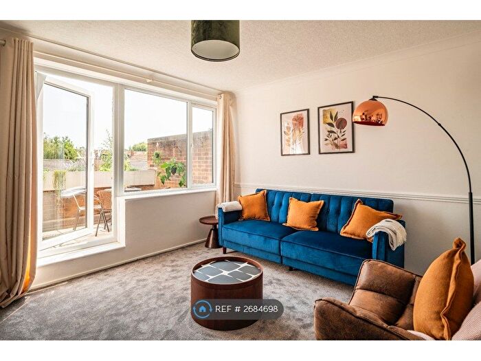 3 Bedroom Flat To Rent In Kingdon House, London, E14