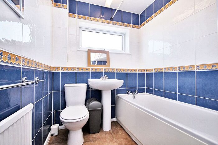 2 Bedroom Flat To Rent In Cumbrian Way, Uxbridge, UB8