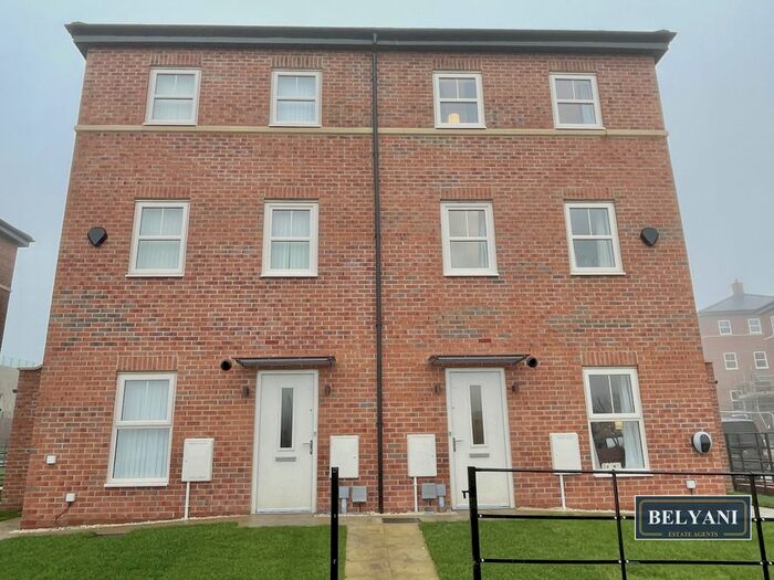 2 Bedroom Town House To Rent In Brooklands Drive, Leeds, LS14