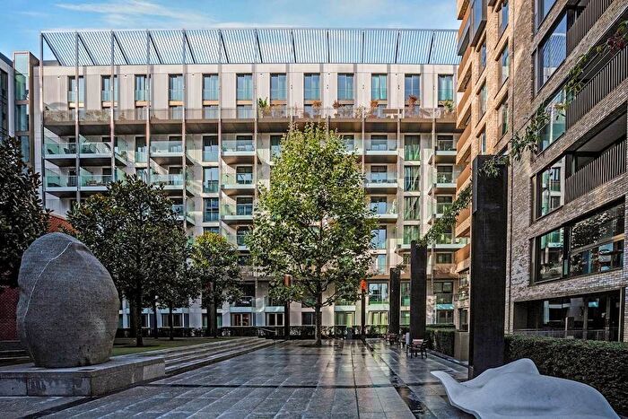 3 Bedroom Flat To Rent In Apartment, Pearson Square, London, W1T