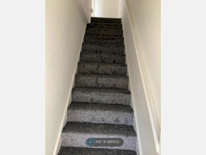 2 Bedroom Maisonette To Rent In Alanthus Close, London, SE12