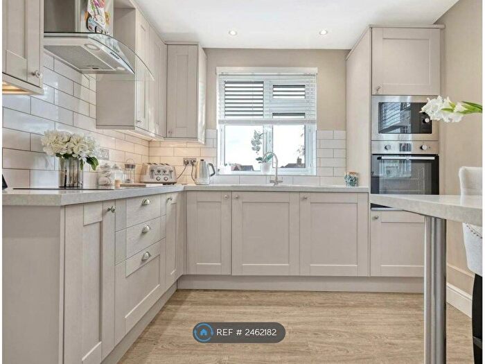 2 Bedroom Maisonette To Rent In Shrublands Close, Chigwell, IG7