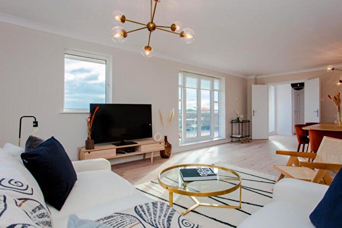 2 Bedroom Apartment For Sale In Sparkford Gardens, Friern Barnet, N11
