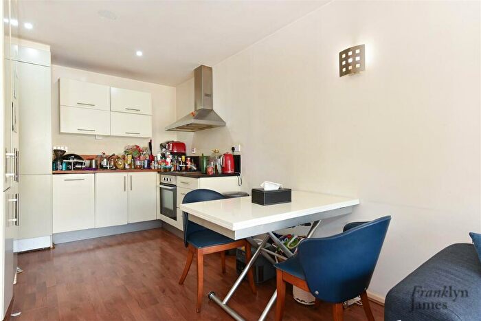 1 Bedroom Flat For Sale In Adriatic Building, Narrow Street, London, E14