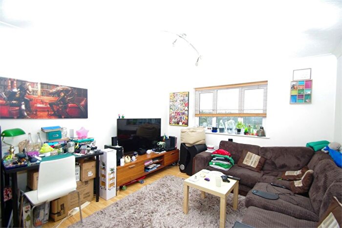 1 Bedroom Flat To Rent In Park Lodge, - St Albans Road, Watford, WD25