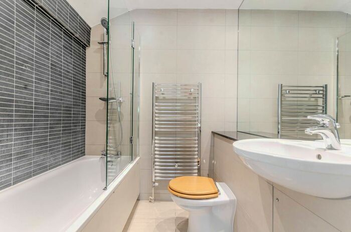 2 Bedroom Flat To Rent In Gloucester Road, South Kensington, London, SW7