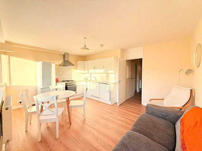 4 Bedroom Flat To Rent In Portland Grove, London, SW8