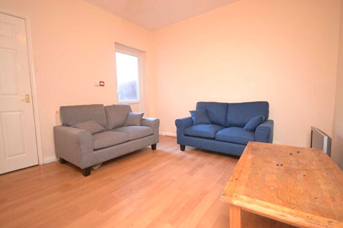 6 Bedroom House To Rent In Grange Avenue, University Area, RG6