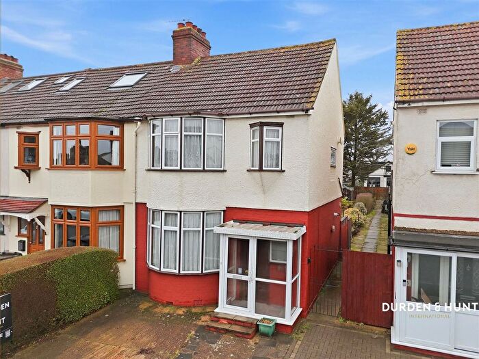 3 Bedroom Semi Detached House For Sale In Harwood Avenue, Hornchurch, RM11