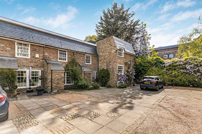 2 Bedroom Flat For Sale In Roland Mews, Stepney Green, E1