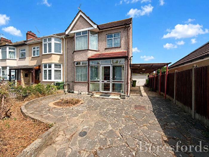 3 Bedroom Semi-Detached House For Sale In Harwood Avenue, Hornchurch, RM11