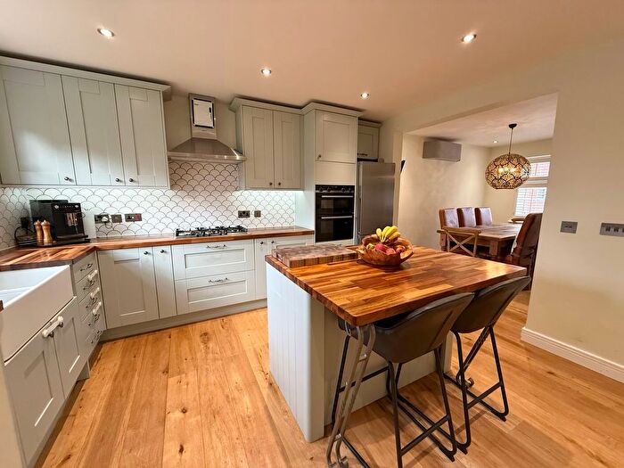 6 Bedroom Detached House For Sale In Arch Grove, Aylesbury, HP18