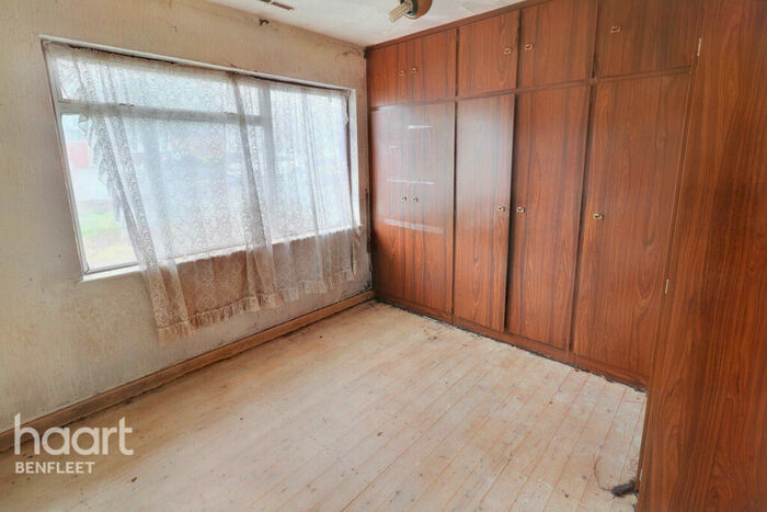 2 Bedroom Semi-Detached Bungalow For Sale In Kents Hill Road, Benfleet, SS7