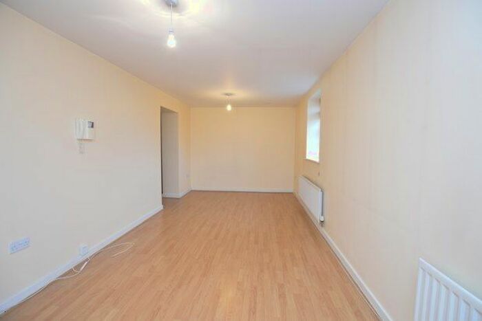 2 Bedroom Flat To Rent In Parklands Manor, Wakefield, WF1
