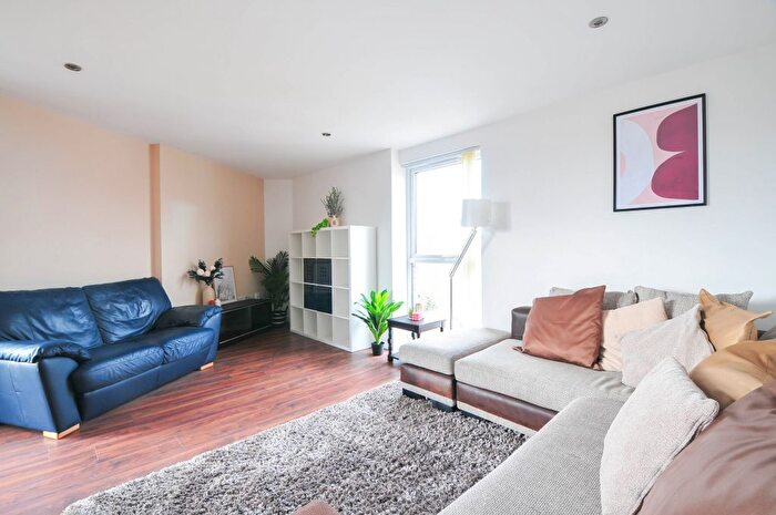 3 Bedroom Flat To Rent In Sillavan Way, Salford, M3