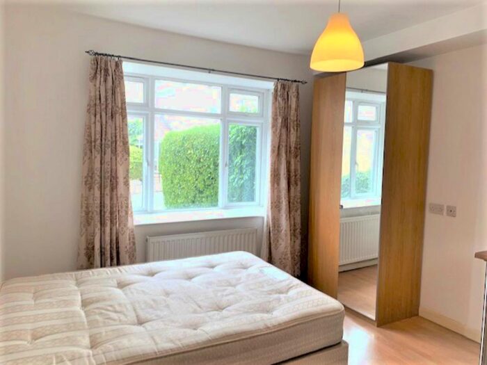 Studio To Rent In Woodstock Avenue, London, NW11
