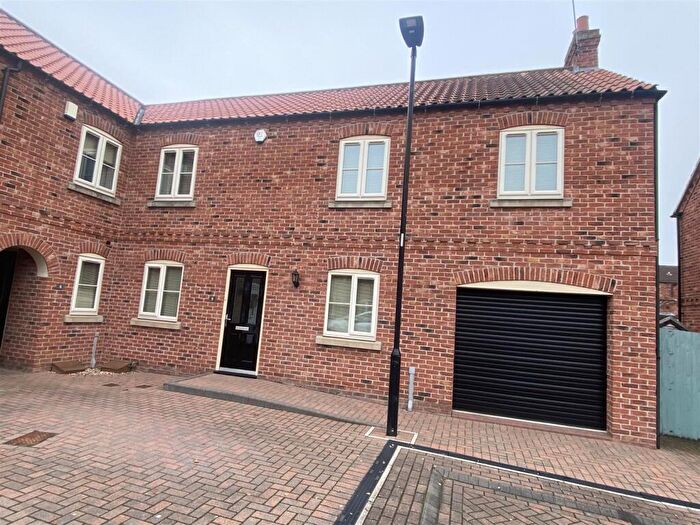 3 Bedroom End Of Terrace House To Rent In Waverley Court, Thorne, Doncaster, DN8