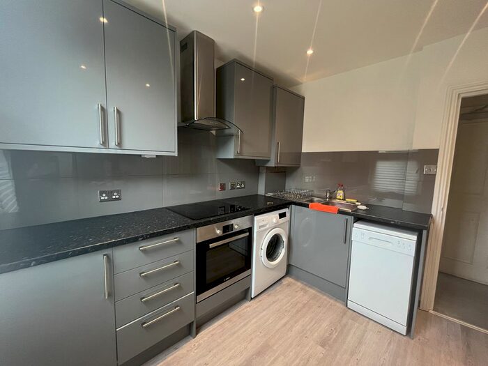 2 Bedroom Flat To Rent In Mitcham Lane, London, SW16