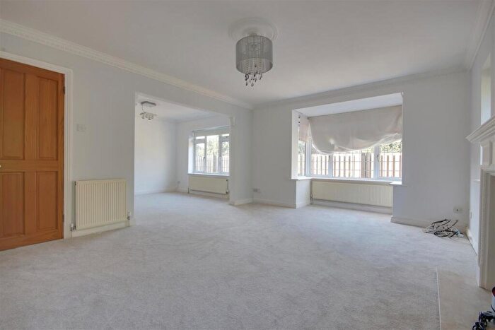 3 Bedroom Detached House To Rent In Cliff Road, Milford On Sea, Lymington, SO41