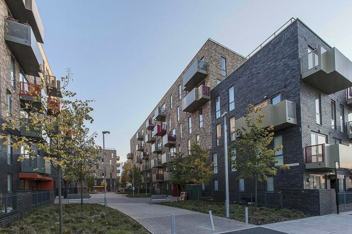 3 Bedroom Maisonette To Rent In Trafalgar Gardens, Stepney, London, E1