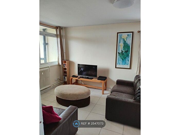 2 Bedroom Flat To Rent In Ruth House, Bradford, BD3