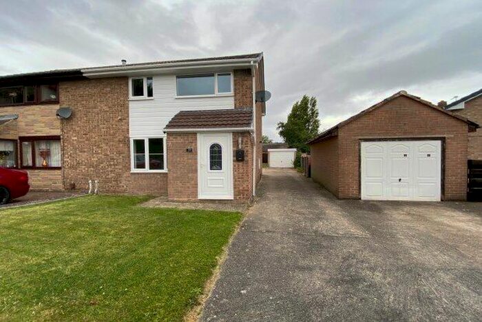 3 Bedroom Semi-Detached House To Rent In Norfolk Avenue, Chesterfield, S42