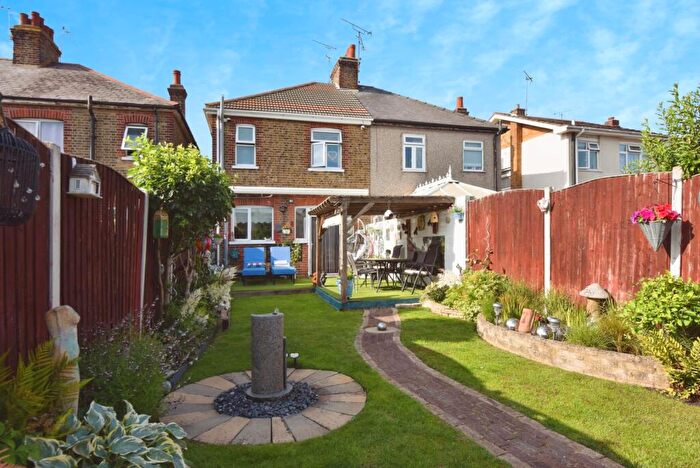 3 Bedroom Semi-Detached House For Sale In Sutton Road, Rochford, Essex, SS4