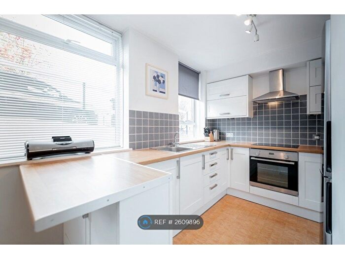 1 Bedroom Flat To Rent In Grosvenor Court, London, SW15