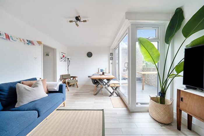 3 Bedroom Maisonette For Sale In Distin Street, London, SE11