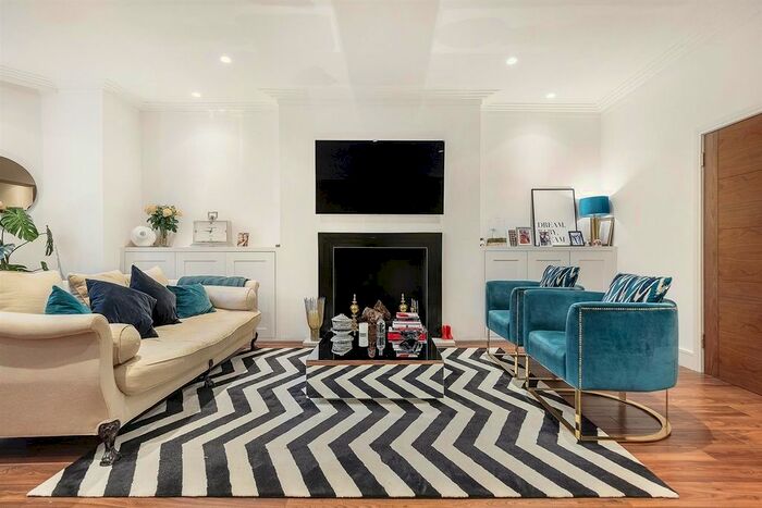 3 Bedroom Flat To Rent In Sloane Gardens, Chelsea, London, SW1W