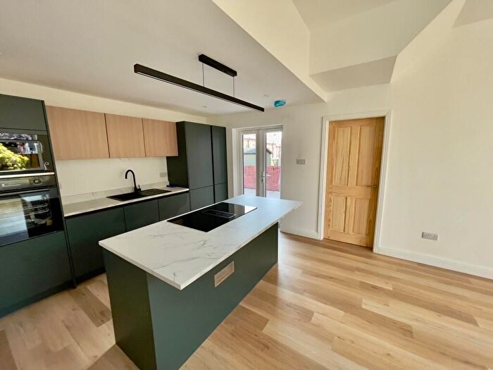 2 Bedroom Flat To Rent In Lingards Road, London, SE13