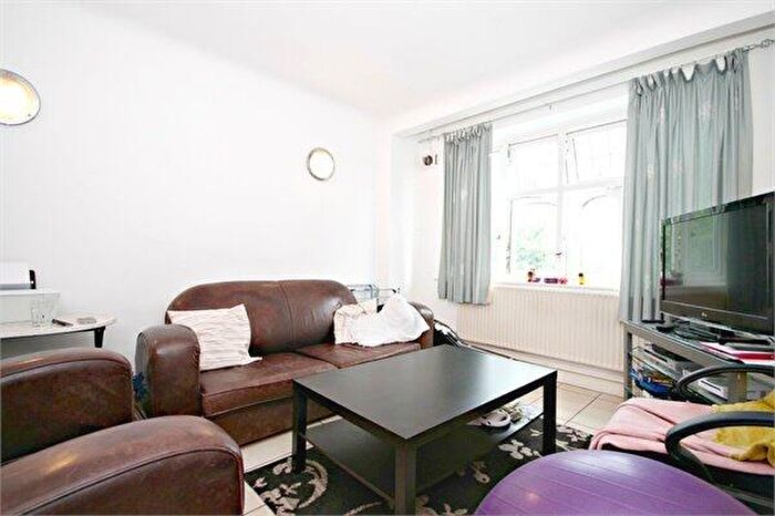 3 Bedroom Flat To Rent In Gladstone Court, Willesden Green, NW2