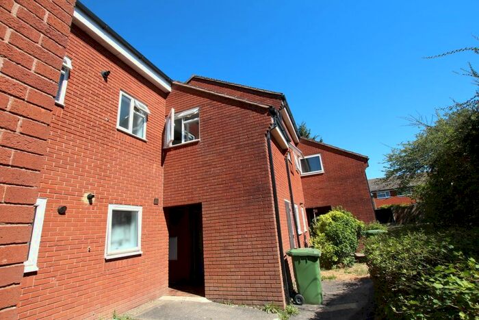 2 Bedroom Flat To Rent In Laurel Walk, Horsham, RH13