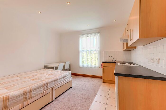 Studio To Rent In Durley Road, London, N16