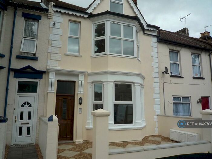2 Bedroom Flat To Rent In Copenhagen Road, Gillingham, ME7