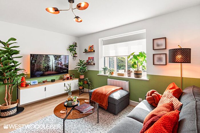 2 Bedroom Flat For Sale In High Road, Broxbourne, EN10