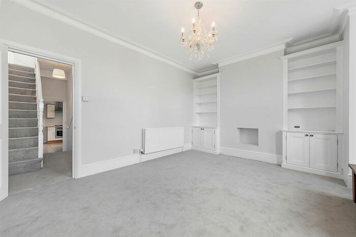 3 Bedroom Flat To Rent In Brightwell Crescent, Tooting, SW17